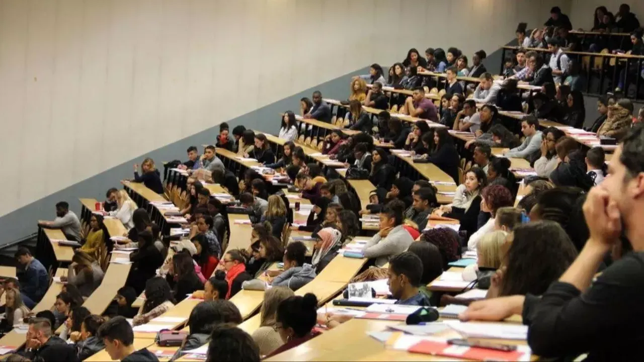 23 Nisan üniversiteler tatil mi, 22 Nisan okullar yarım gün mü?