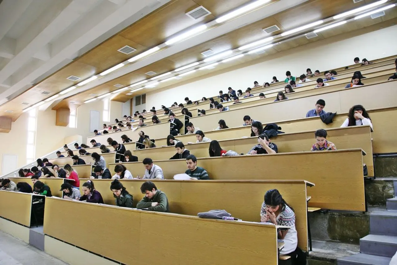 23 Nisan üniversiteler tatil mi, 22 Nisan okullar yarım gün mü?