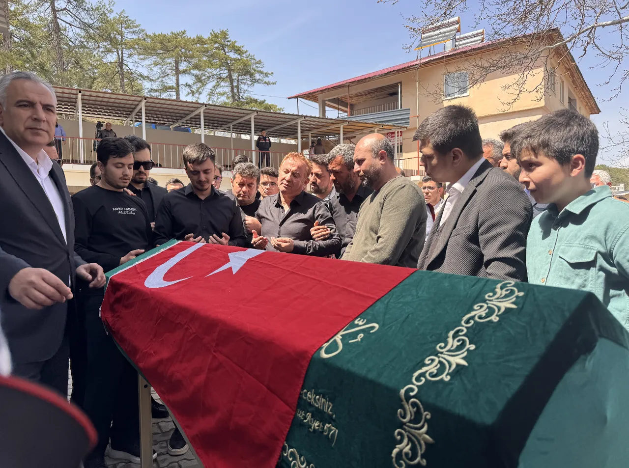 Ayla öğretmenin eşi cenazede fenalaştı: Buraya ev yaptıracaktık, cenazesi geldi