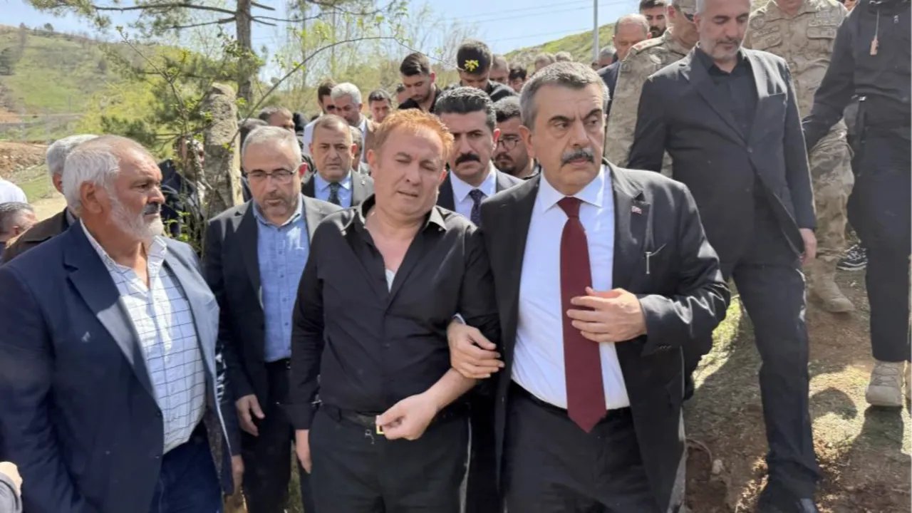 Ayla öğretmenin eşi cenazede fenalaştı: Buraya ev yaptıracaktık, cenazesi geldi