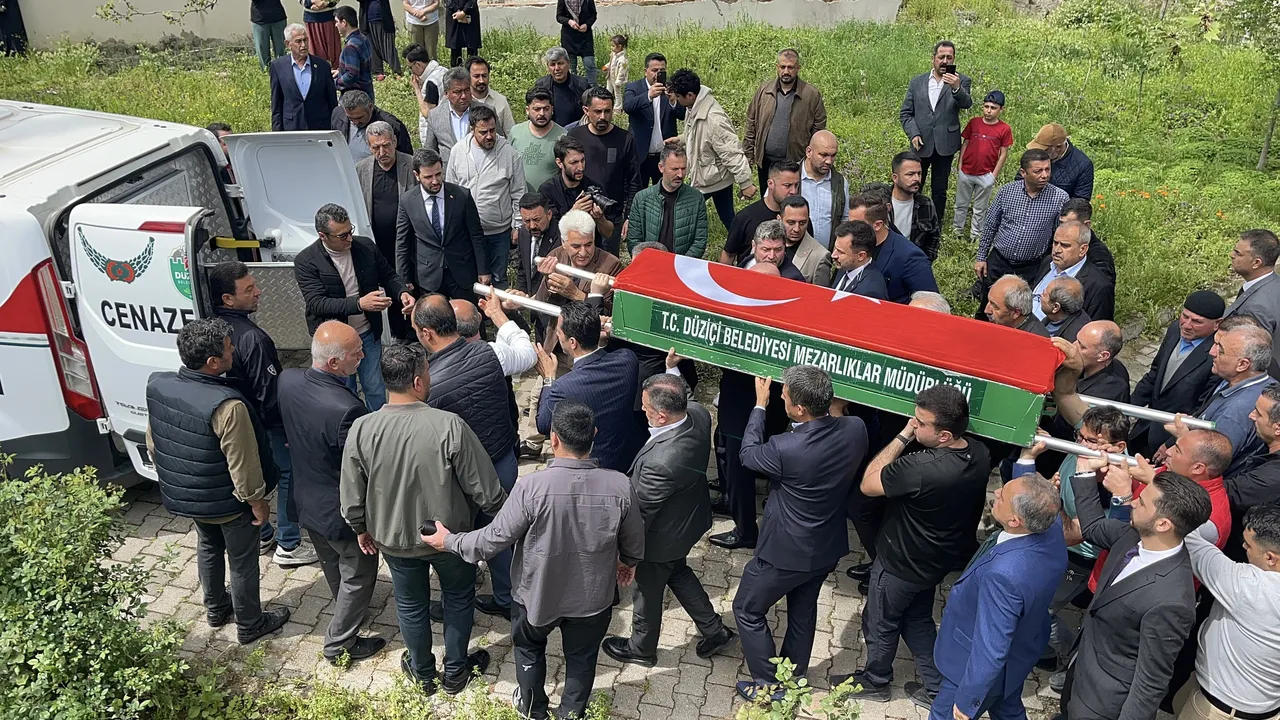 Bir evin tek çocuğu Adnan! Acılı baba Kahramanmaraş’taki dehşetin bilinmeyenini açıkladı: İlk önce öğretmeni vurmuş