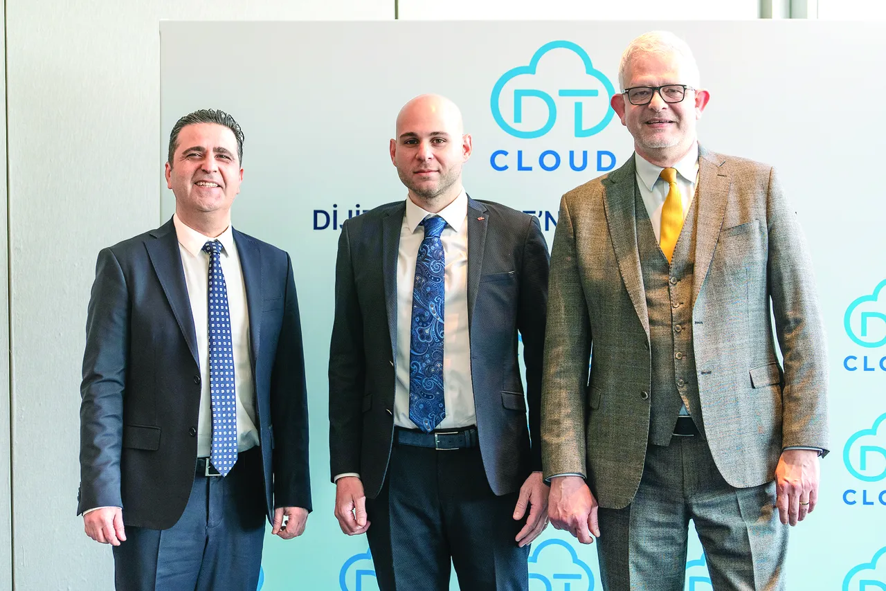 Tolga Dinçer (ortada)