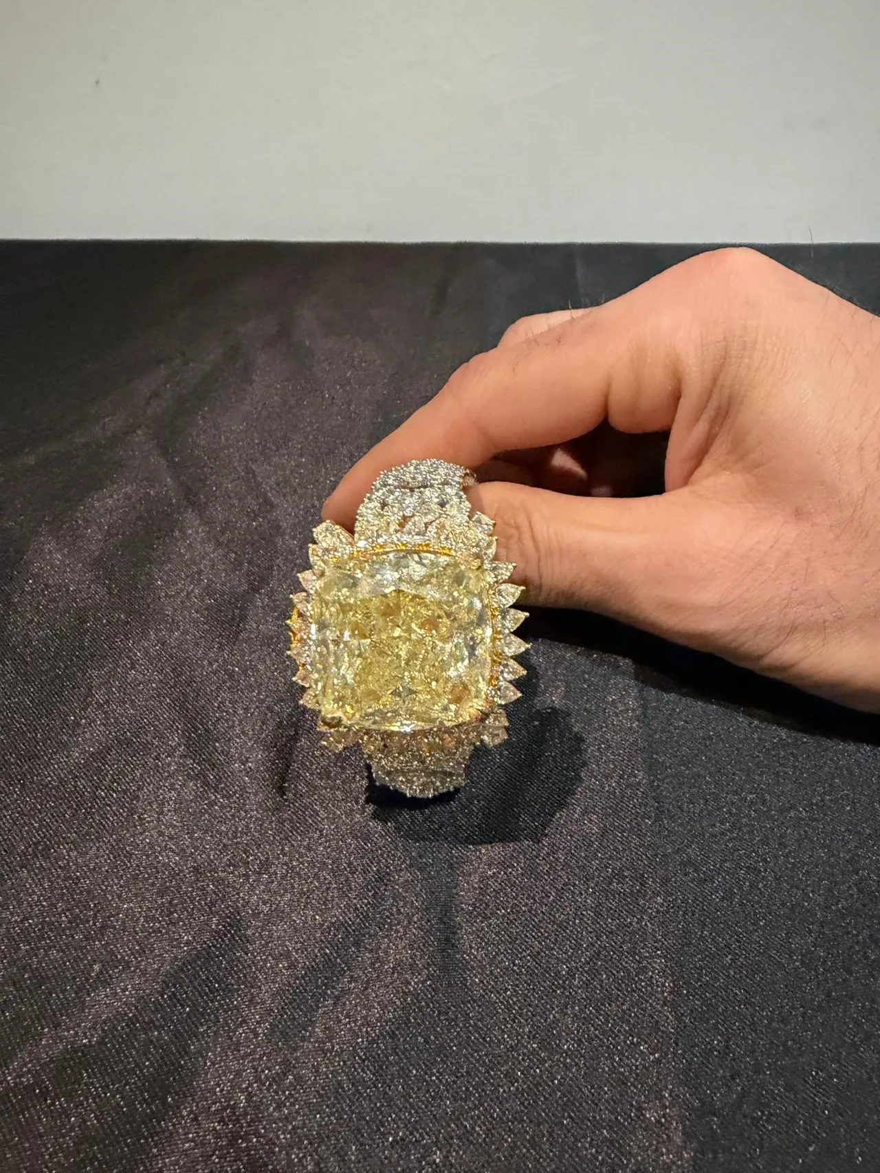 Değeri 3 milyon dolar! Kapalıçarşı’da ‘kaçak pırlanta’ ya suçüstü, 6 şüpheli gözaltında