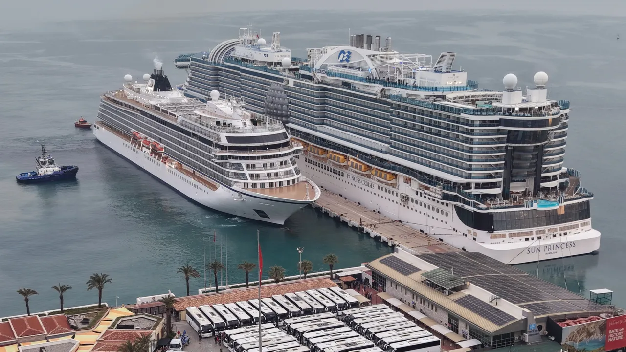 Dünyanın en büyük kruvaziyerleri Kuşadası'na demir attı! 5 binden fazla turist ilçeye akın etti