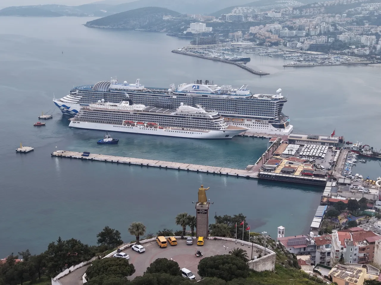Dünyanın en büyük kruvaziyerleri Kuşadası'na demir attı! 5 binden fazla turist ilçeye akın etti
