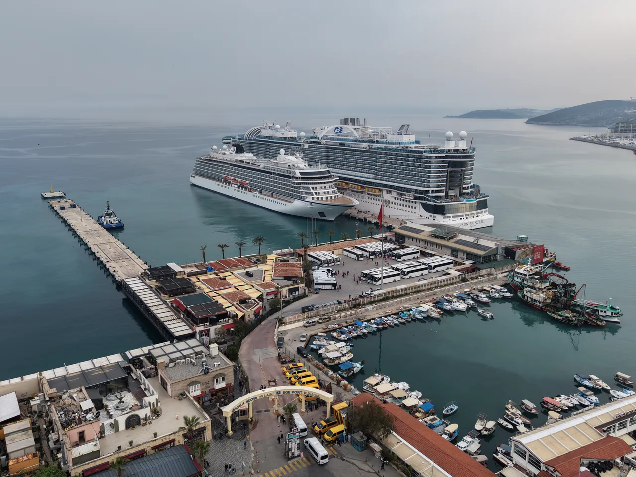 Dünyanın en büyük kruvaziyerleri Kuşadası'na demir attı! 5 binden fazla turist ilçeye akın etti