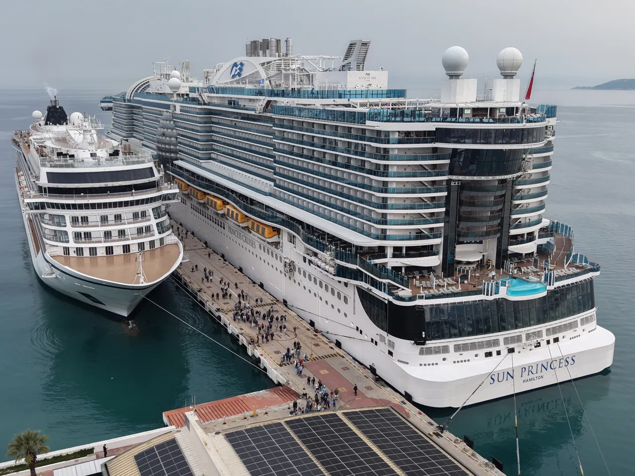 Dünyanın en büyük kruvaziyerleri Kuşadası'na demir attı! 5 binden fazla turist ilçeye akın etti