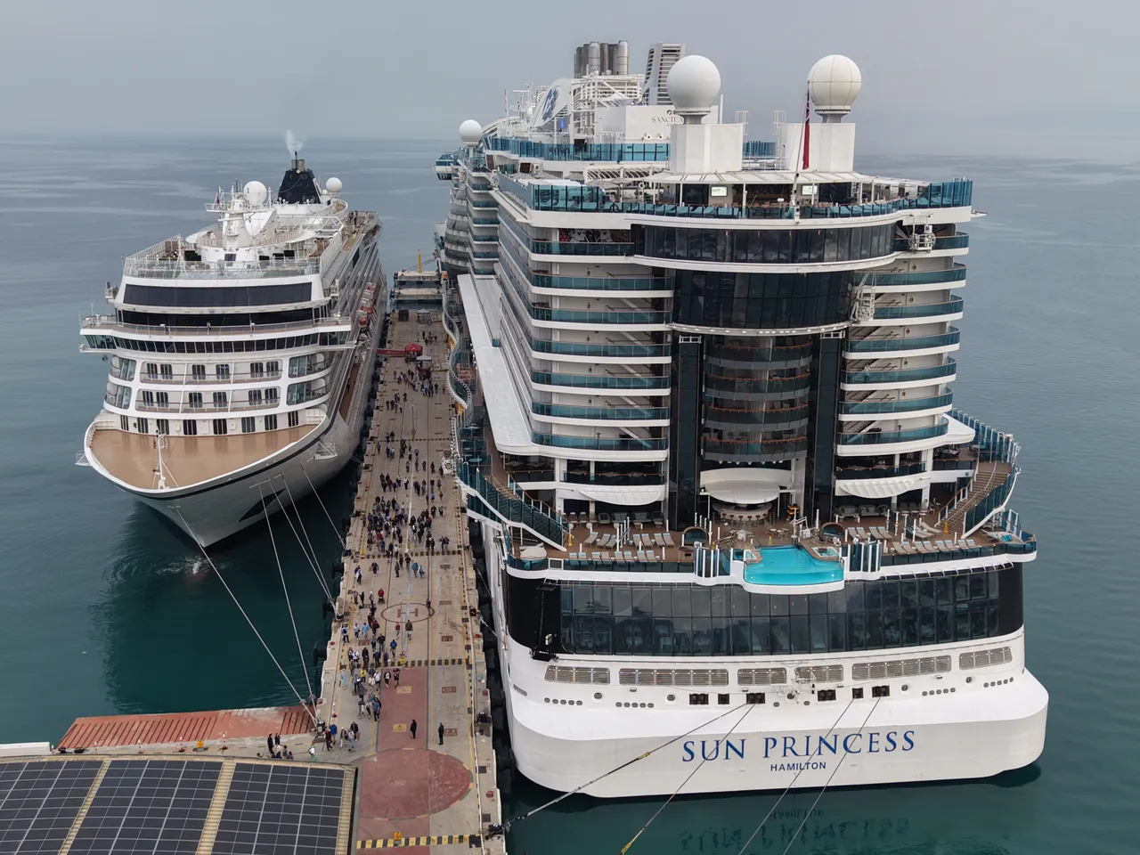 Dünyanın en büyük kruvaziyerleri Kuşadası'na demir attı! 5 binden fazla turist ilçeye akın etti