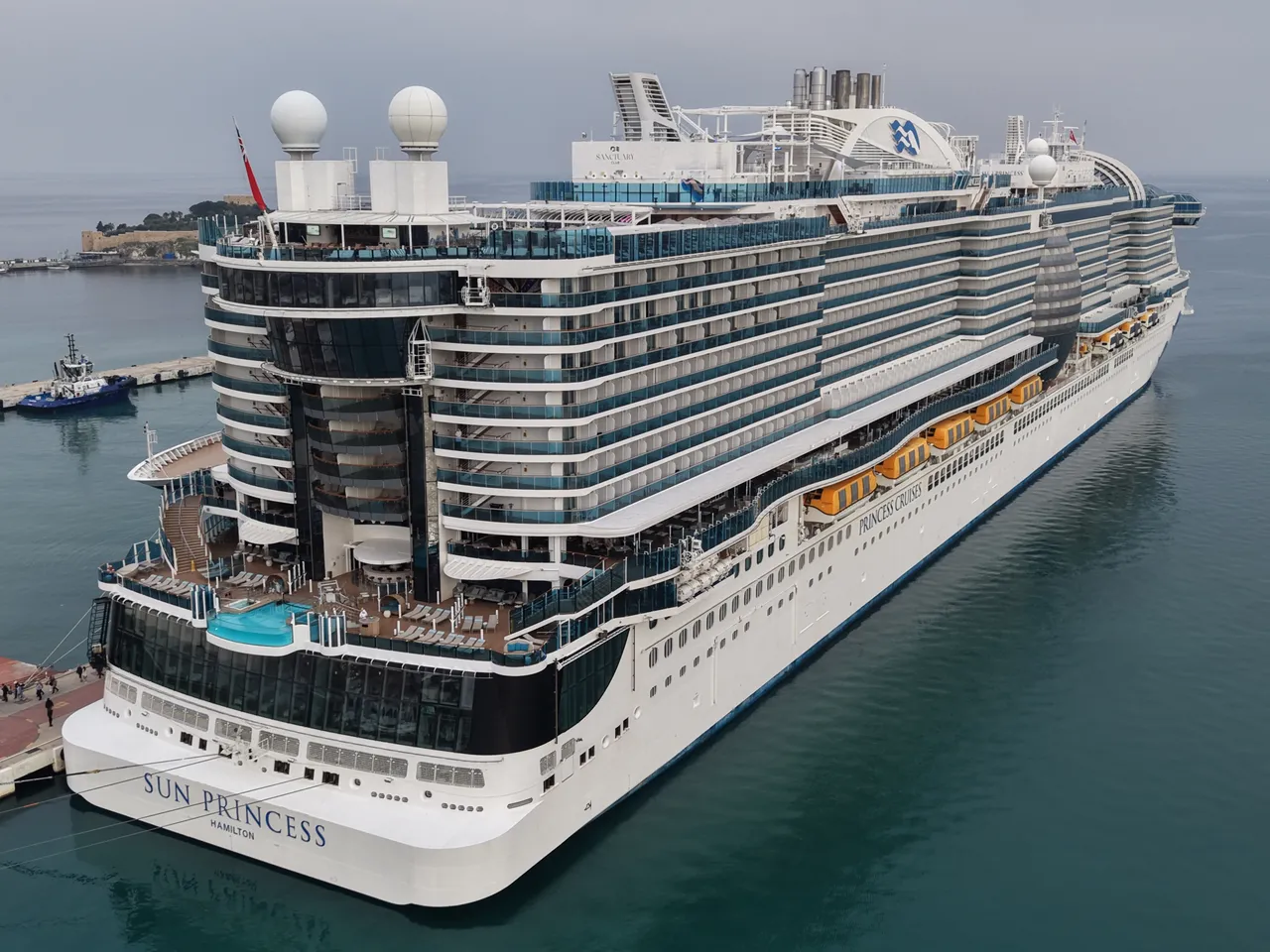 Dünyanın en büyük kruvaziyerleri Kuşadası'na demir attı! 5 binden fazla turist ilçeye akın etti