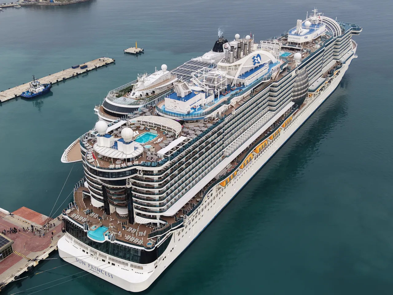 Dünyanın en büyük kruvaziyerleri Kuşadası'na demir attı! 5 binden fazla turist ilçeye akın etti