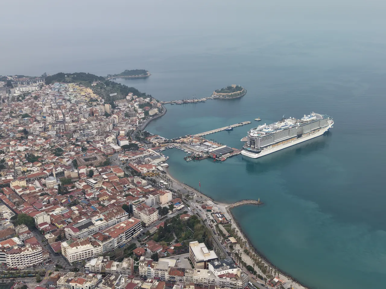 Dünyanın en büyük kruvaziyerleri Kuşadası'na demir attı! 5 binden fazla turist ilçeye akın etti