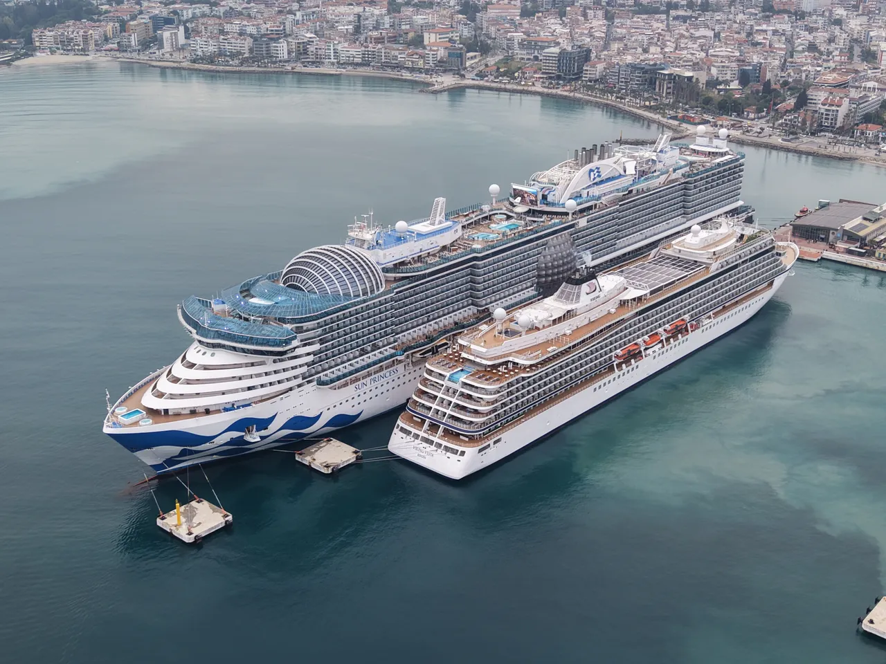 Dünyanın en büyük kruvaziyerleri Kuşadası'na demir attı! 5 binden fazla turist ilçeye akın etti