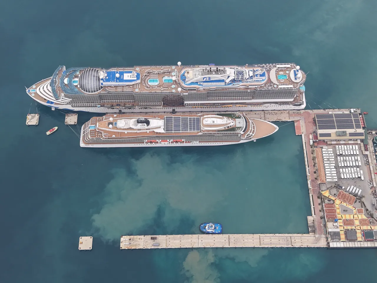 Dünyanın en büyük kruvaziyerleri Kuşadası'na demir attı! 5 binden fazla turist ilçeye akın etti