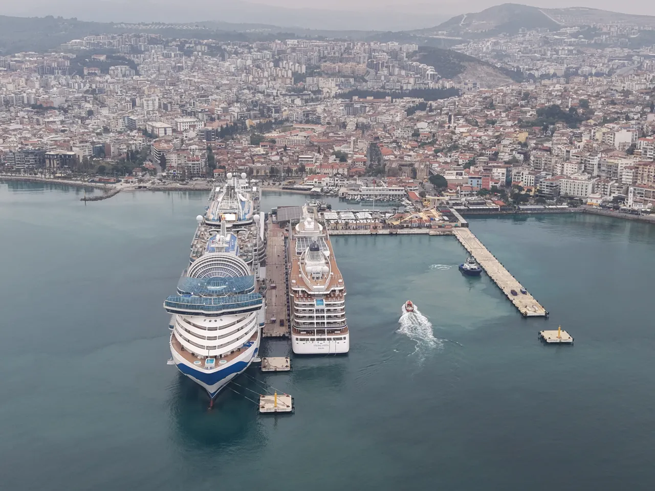 Dünyanın en büyük kruvaziyerleri Kuşadası'na demir attı! 5 binden fazla turist ilçeye akın etti