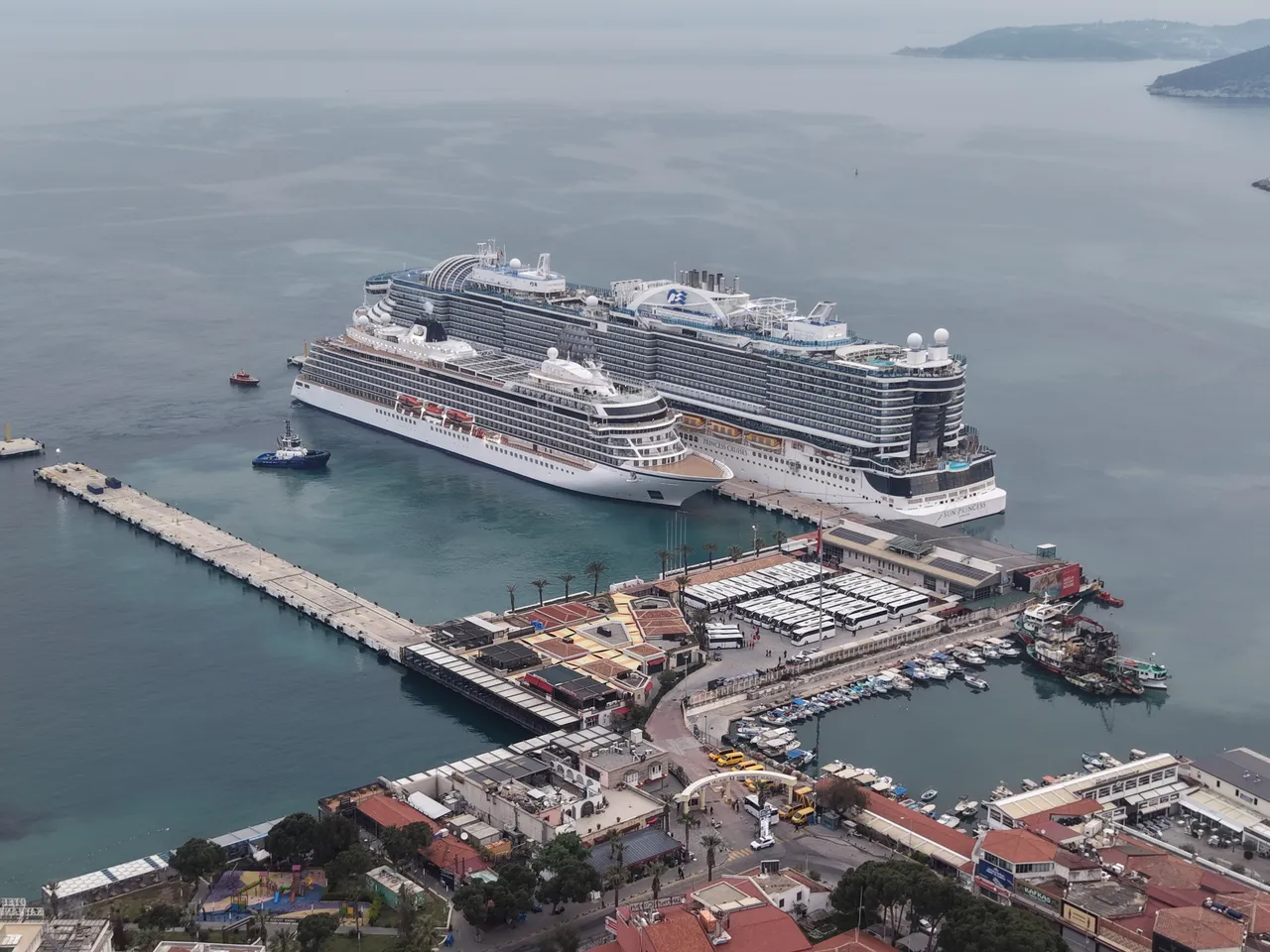 Dünyanın en büyük kruvaziyerleri Kuşadası'na demir attı! 5 binden fazla turist ilçeye akın etti