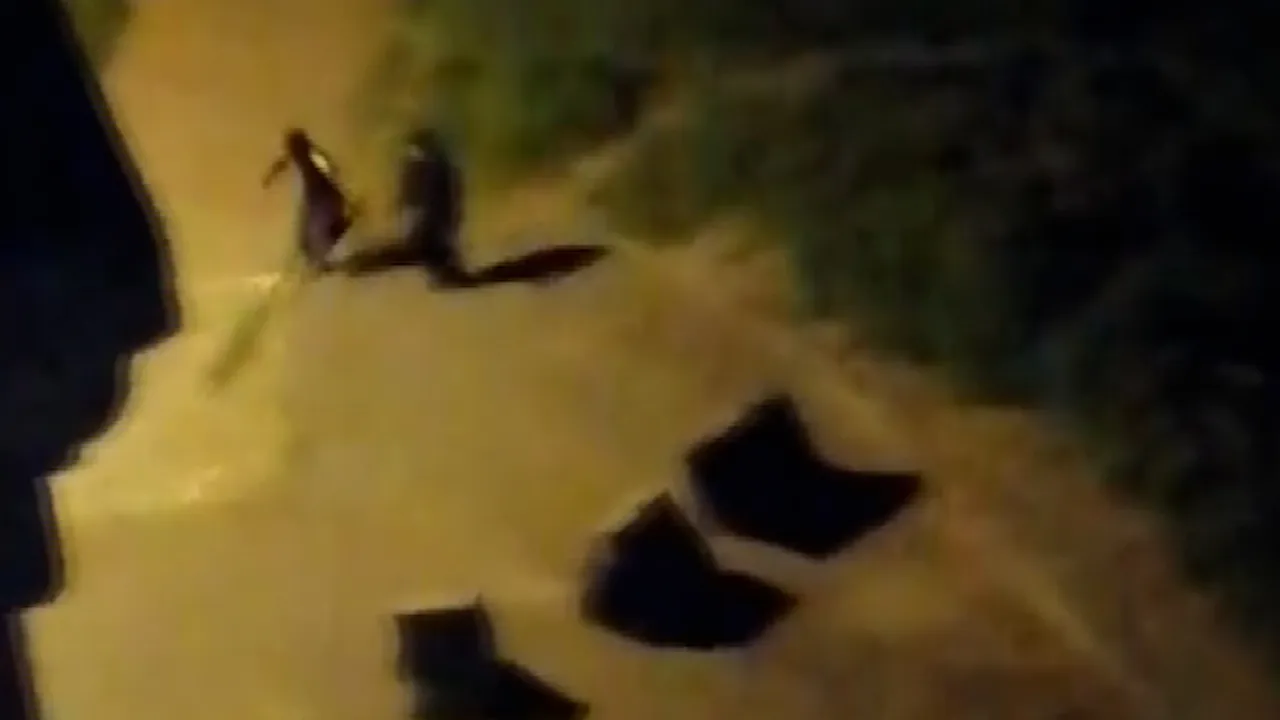 Esenyurt'ta çocukların silahla atış talimi korkuttu! O anlar kamerada