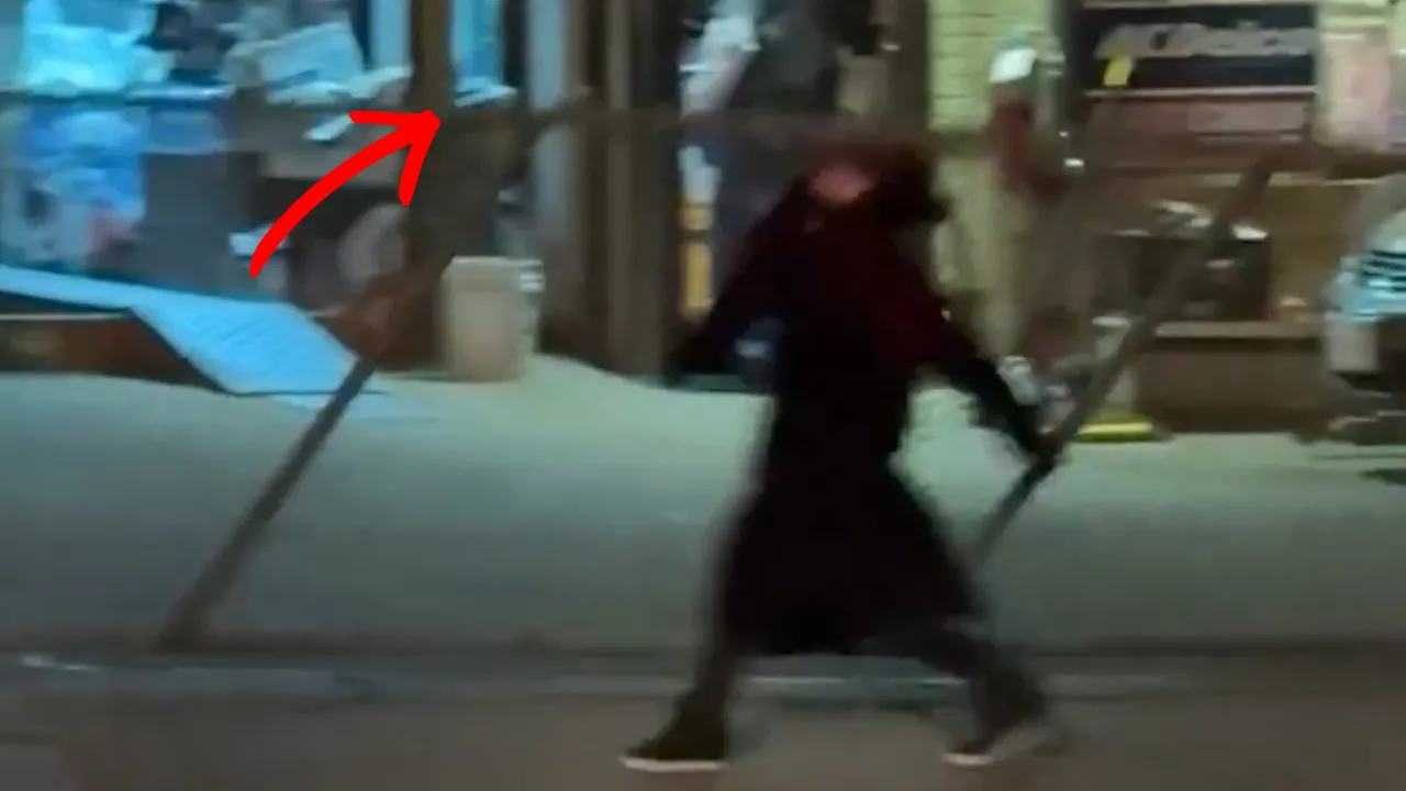 Film setinde facia! Sabitlenmeyen dekor saniyeler içinde üzerine düştü