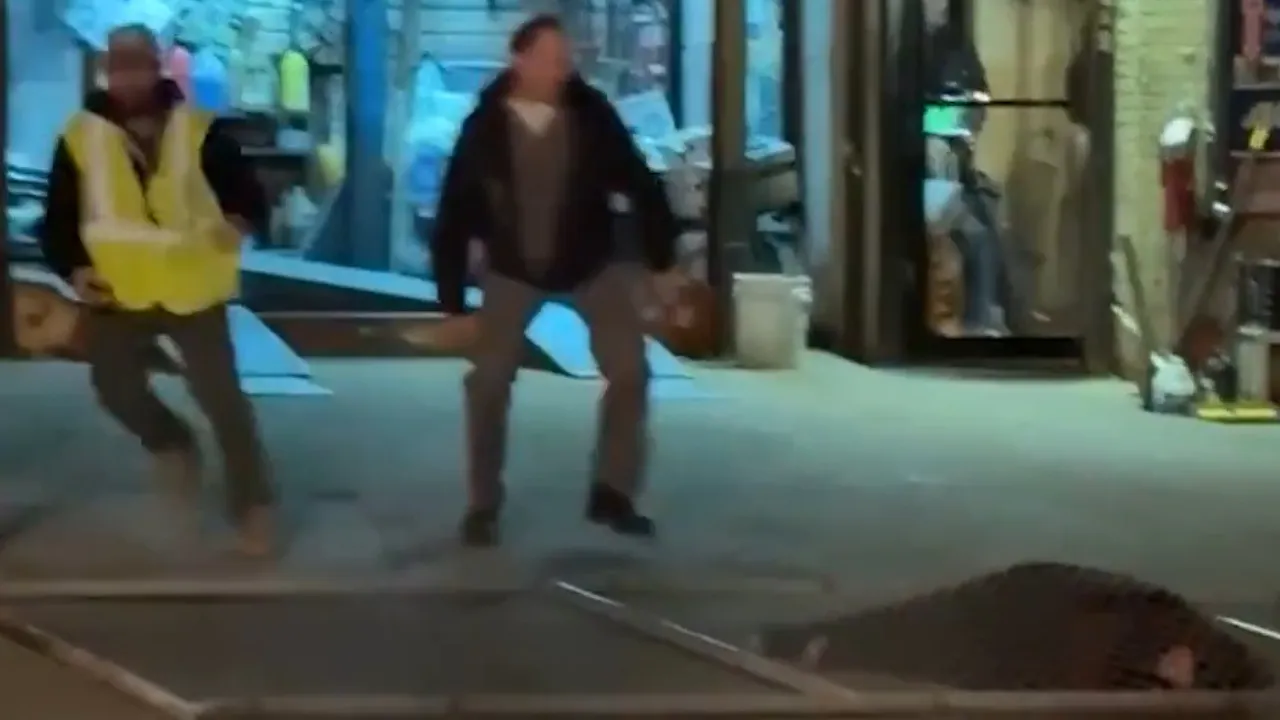 Film setinde facia! Sabitlenmeyen dekor saniyeler içinde üzerine düştü