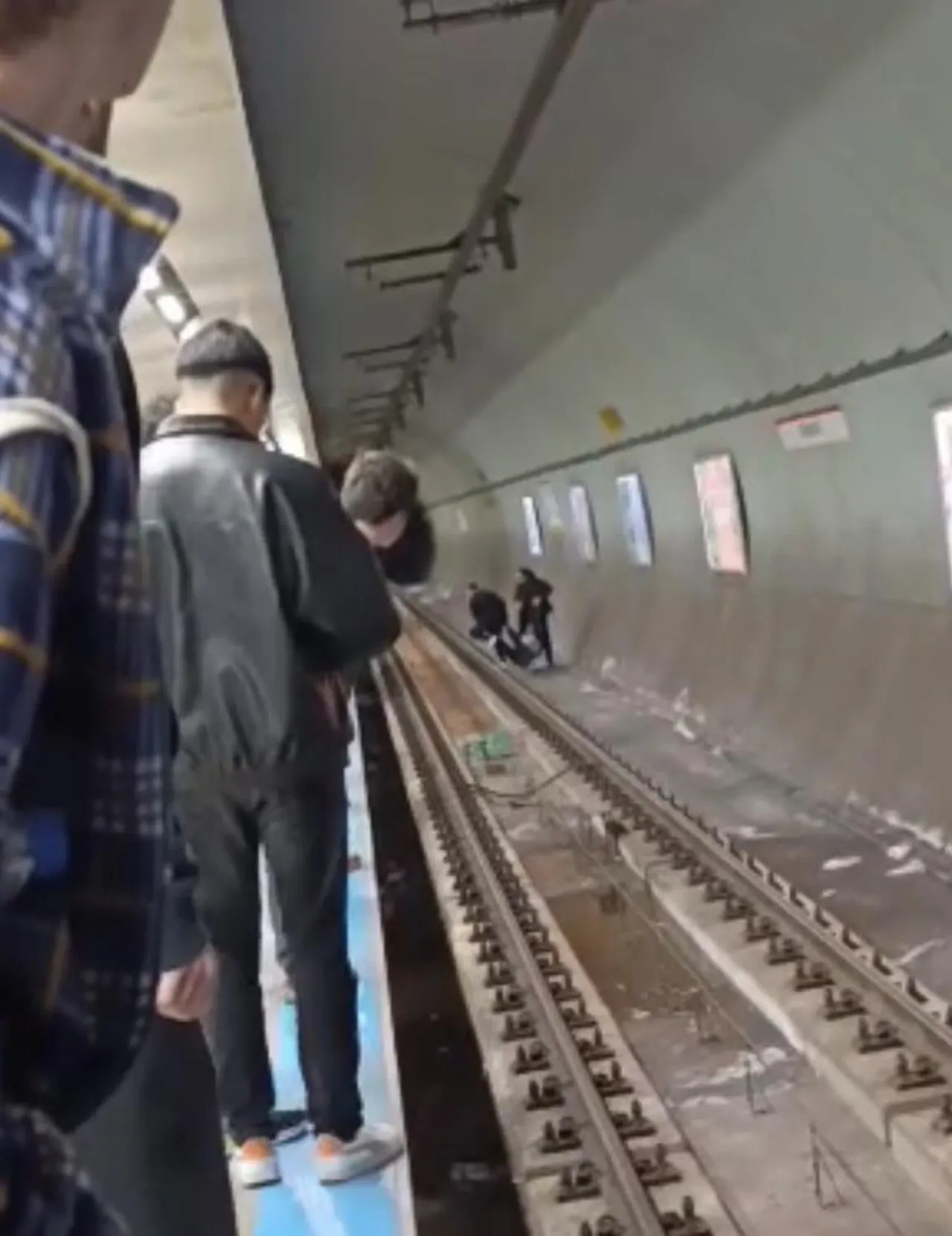 Kadıköy metro istasyonunda panik! Raylara atlayan kişi son anda kurtarıldı