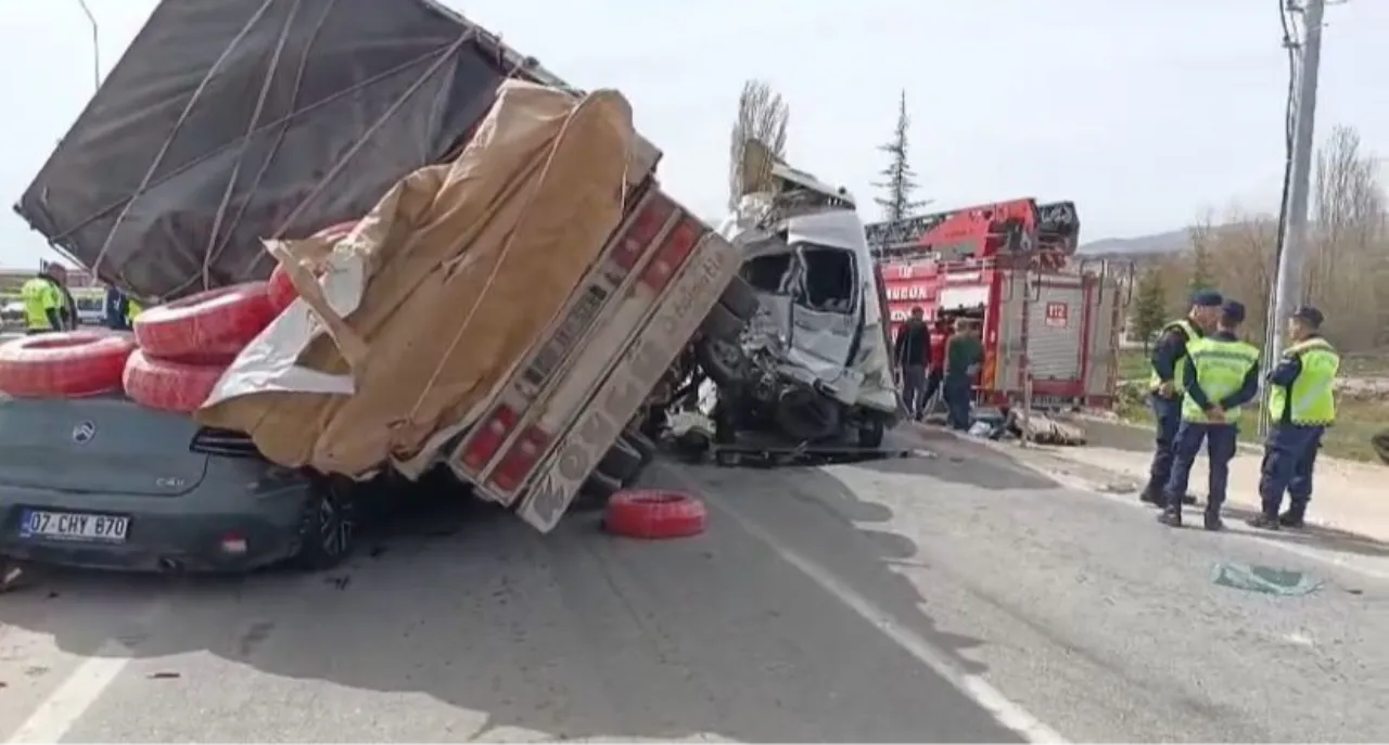 Kırmızı ışıkta faciadan dönüldü! Kamyonetin otomobilin üzerine devrildiği kaza kamerada