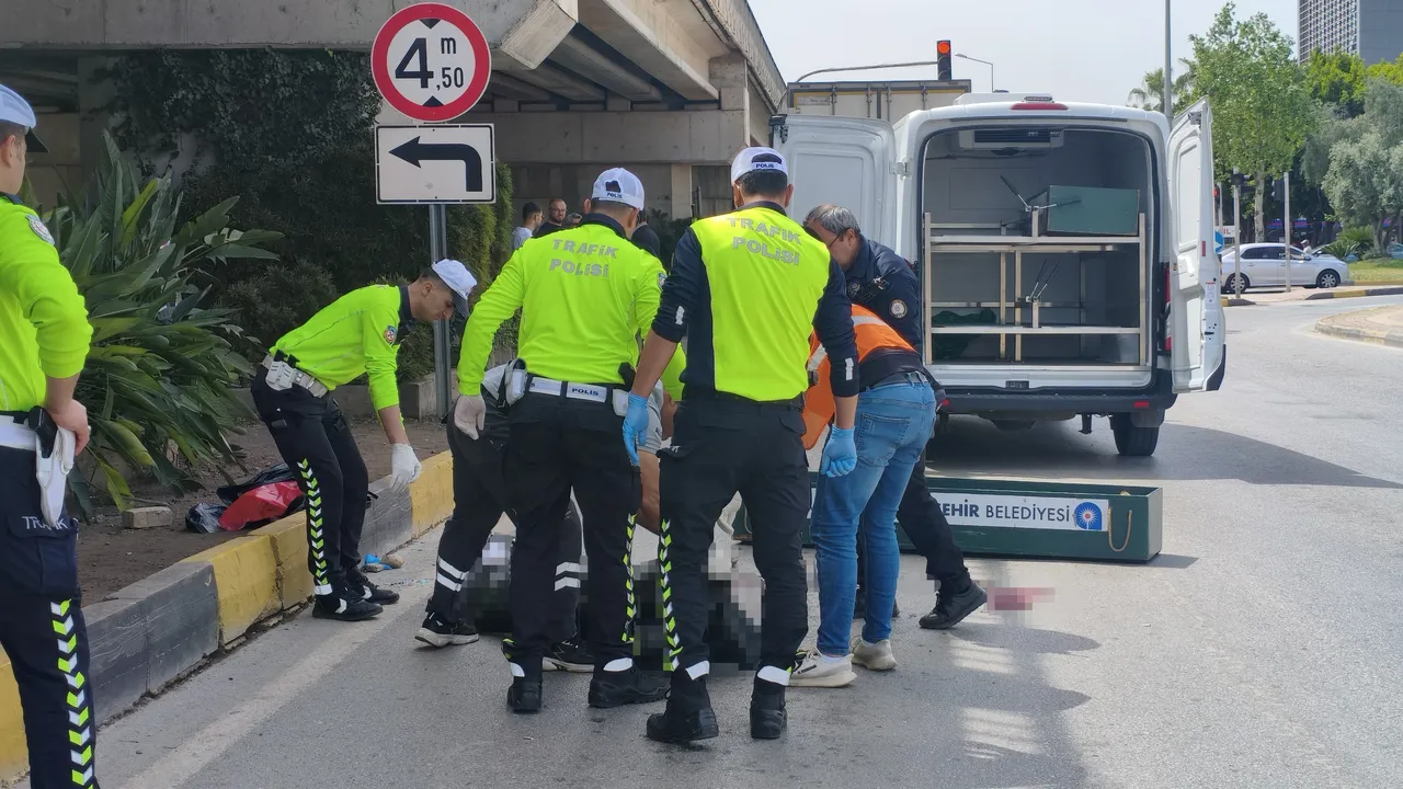 Mendil sattığı ışıklarda, tırın altında can verdi