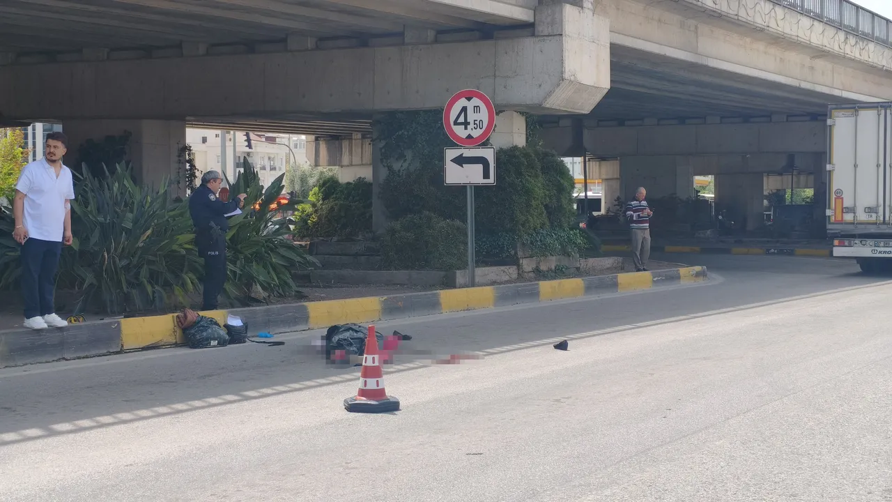 Mendil sattığı ışıklarda, tırın altında can verdi