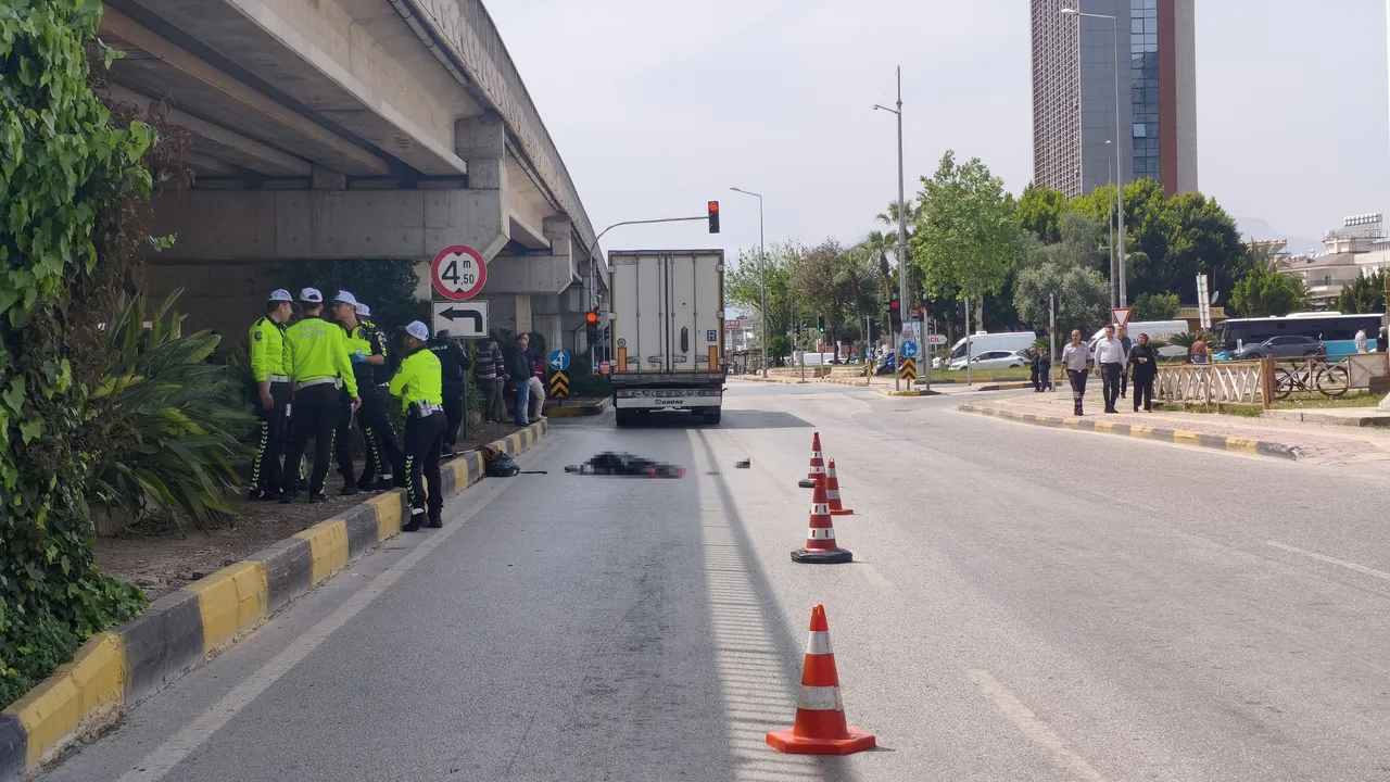 Mendil sattığı ışıklarda, tırın altında can verdi