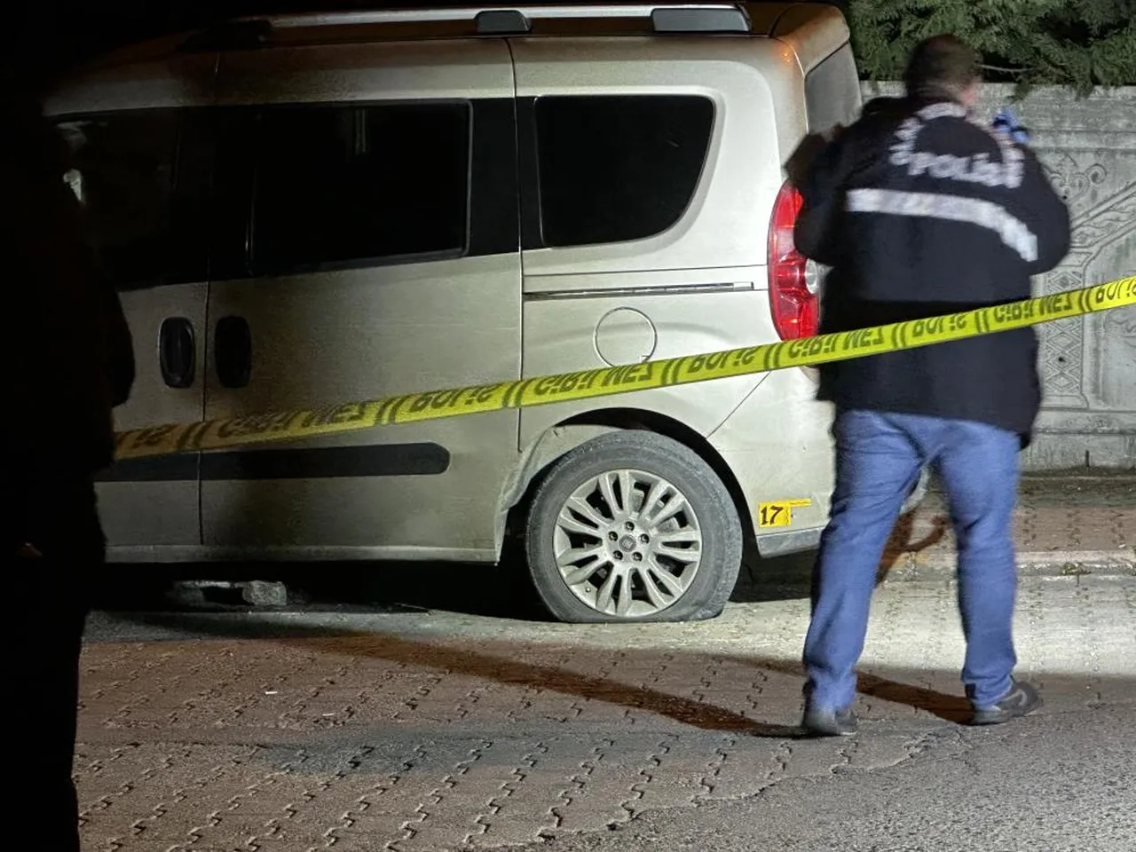 Sakarya'da hareketli gece! Polisle 3 sokak boyunca çatıştı, okul önünde vurularak yakalandı