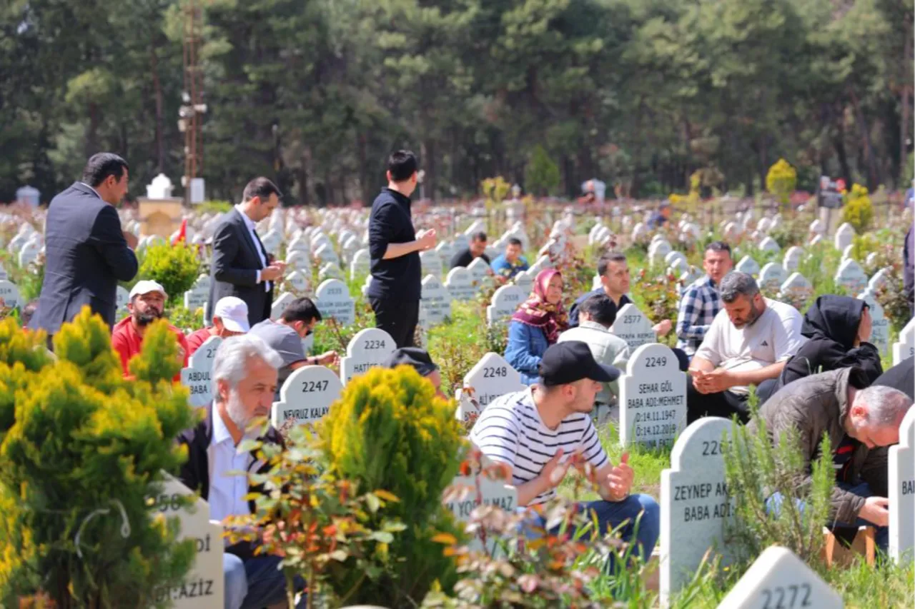 Sözün bittiği yer! Dört sınıf arkadaş yan yana toprağa verildi
