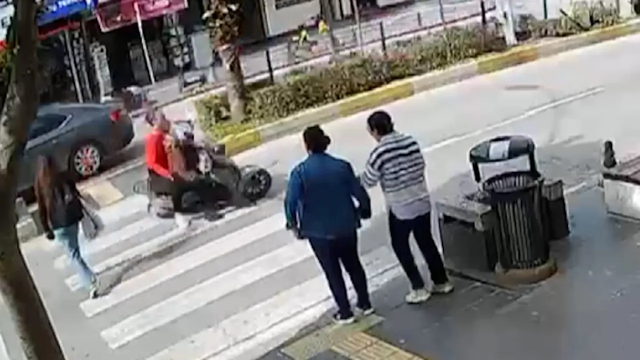 Yayalara çarpıp olay yerinden kaçtı! O anlar güvenlik kamerasında
