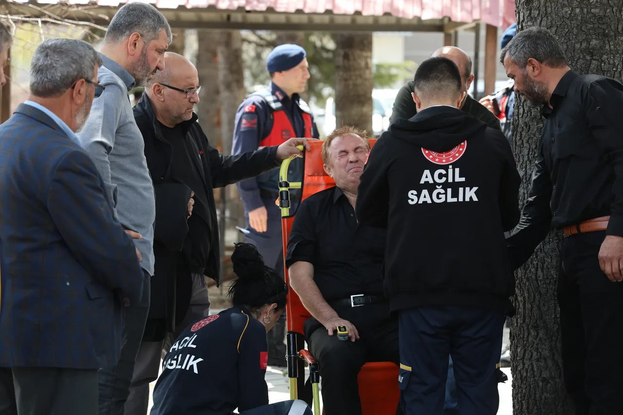 Ayla Kara'nın eşi cenazede baygınlık geçirdi