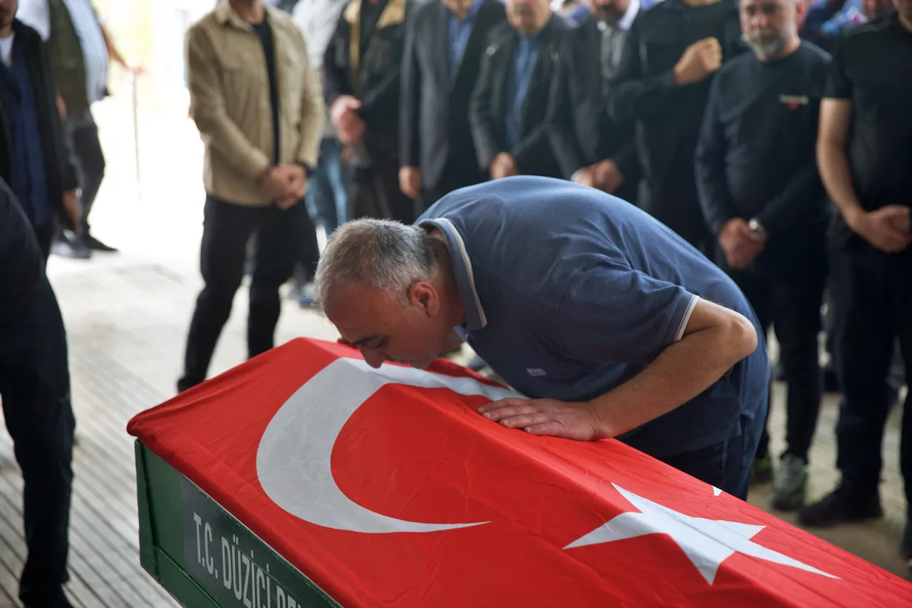 Baba Abdullah Cevdet Yeşil, oğlunun tabutuna sarılarak gözyaşı döktü.