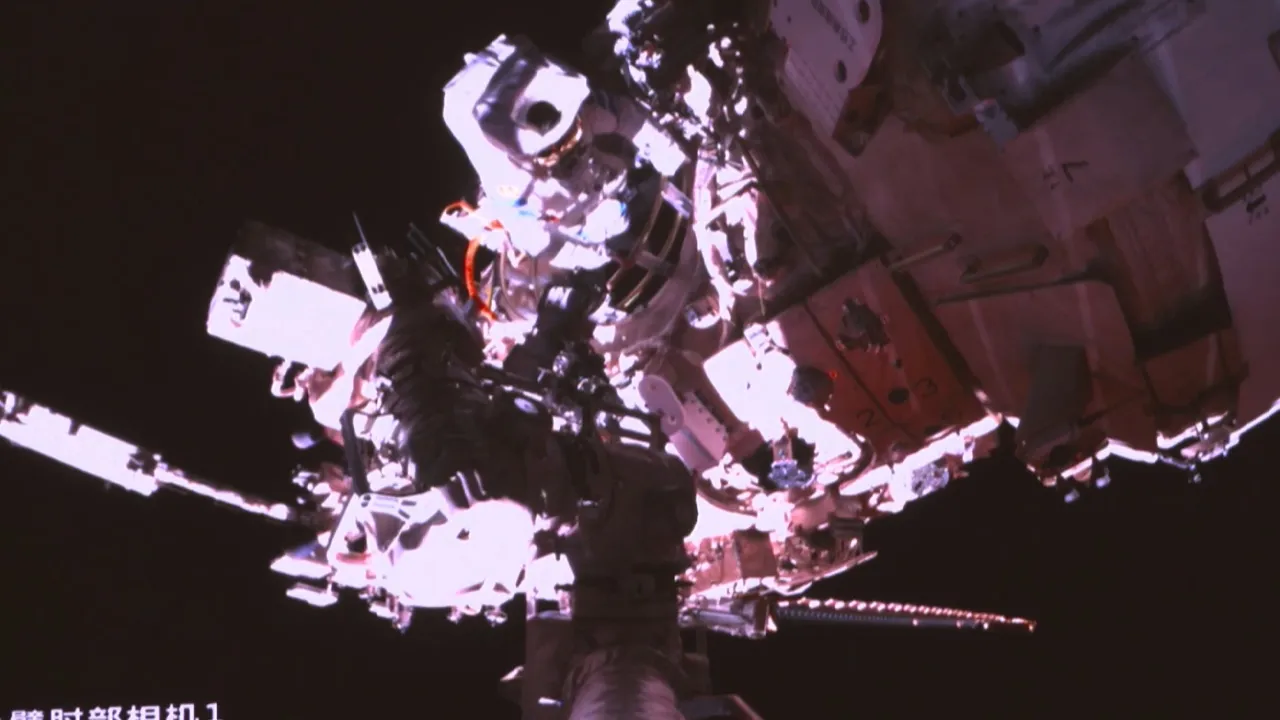 5.5 saat sürdü! Çinli taykonotlar 3'üncü uzay yürüyüşünü yaptı