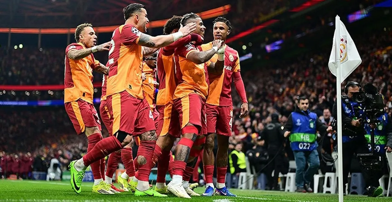 Galatasaray, Fenerbahçe ve Trabzonspor'un 2'şer puan önünde lider durumda bulunuyor.