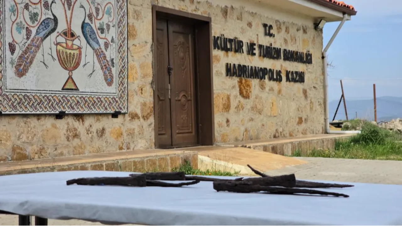 Antik kazıda ortaya çıktı! 1500 yıllık bıçak seti bulundu