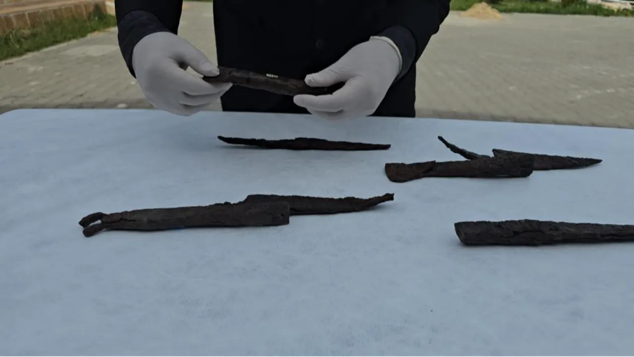 Antik kazıda ortaya çıktı! 1500 yıllık bıçak seti bulundu