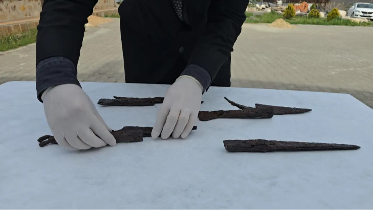 Antik kazıda ortaya çıktı! 1500 yıllık bıçak seti bulundu