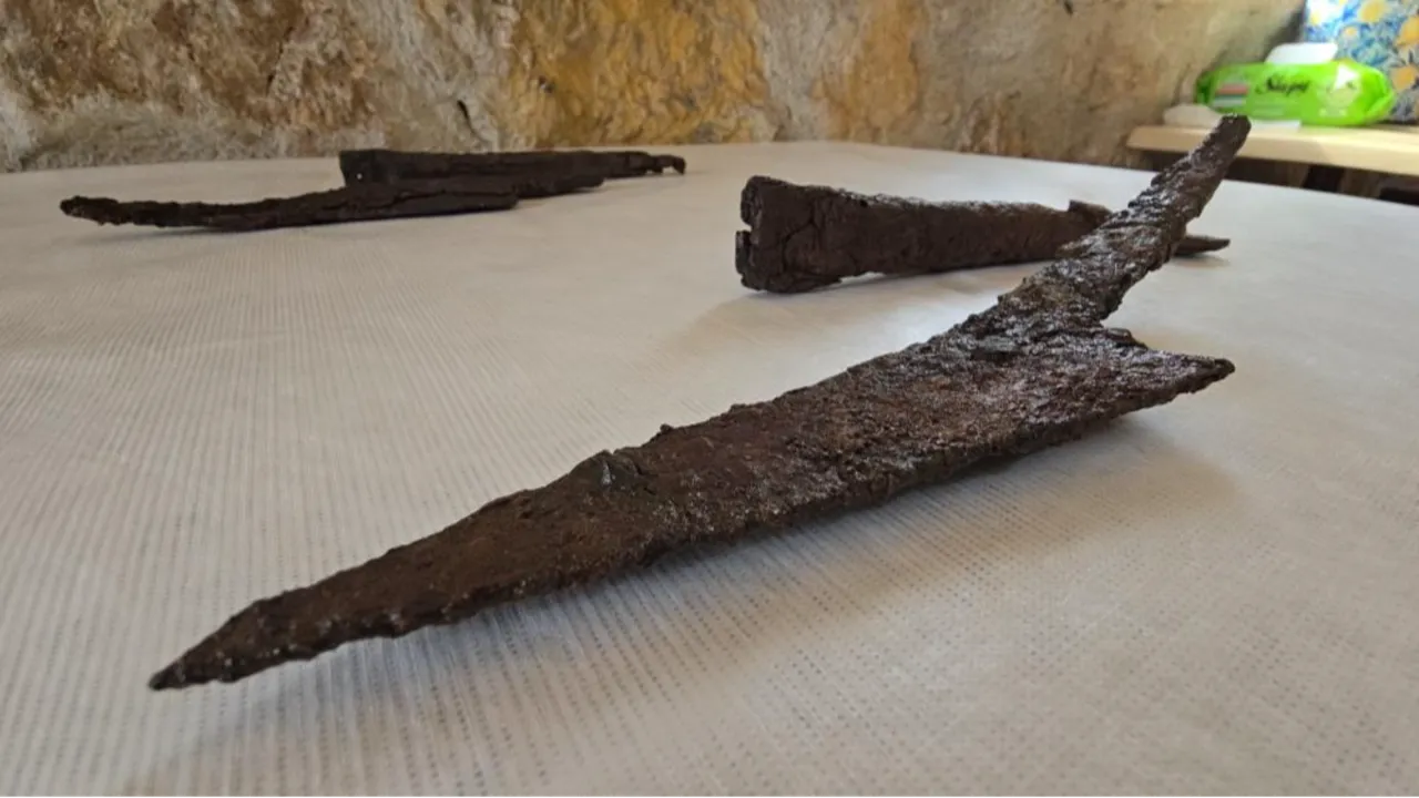 Antik kazıda ortaya çıktı! 1500 yıllık bıçak seti bulundu