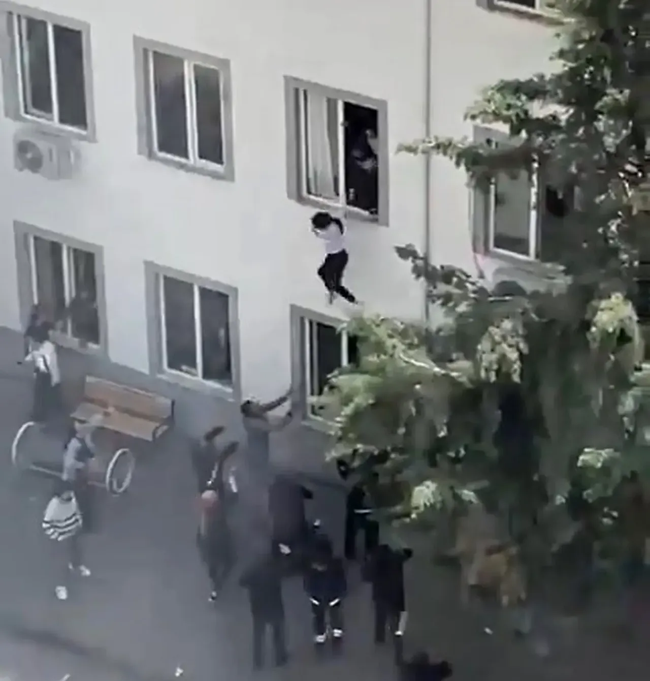 Kahramanmaraş'taki okul saldırısında öğrenciler pencerelerden atlayarak katliamdan kurtulmaya çalıştı