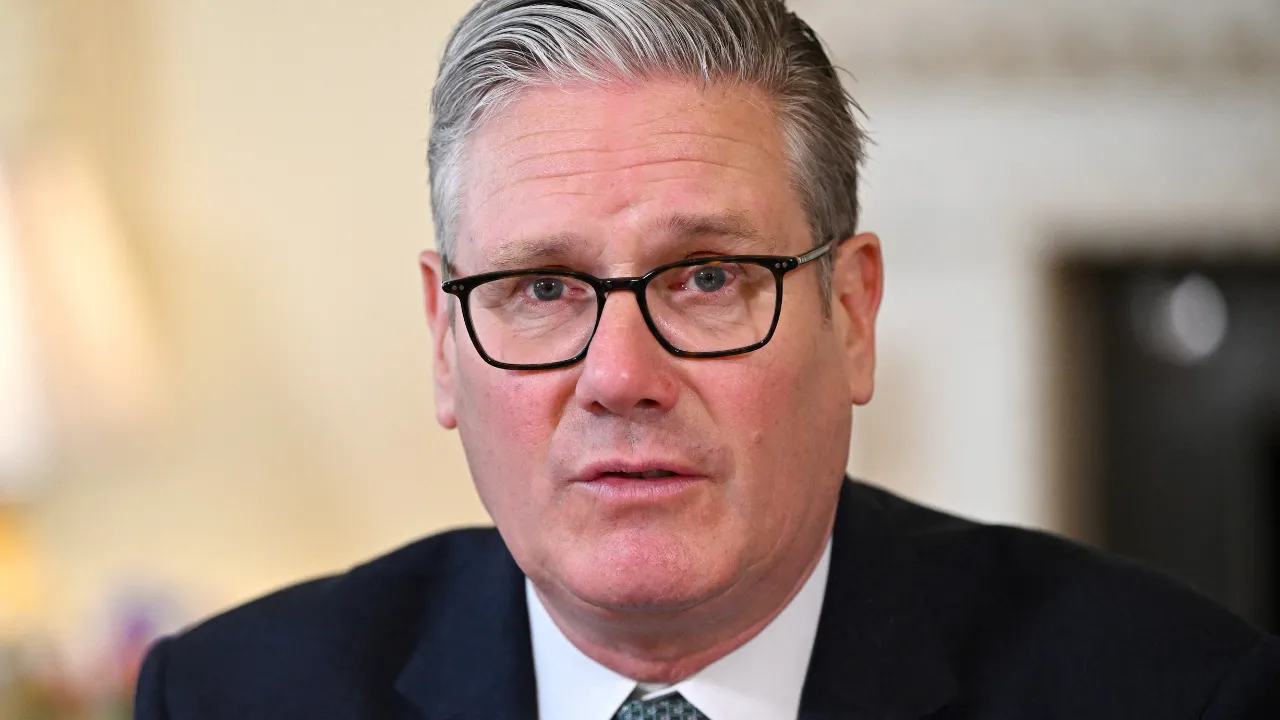 Epstein bağlantılı büyükelçi atamıştı: İngiltere Başbakanı Starmer’in koltuğu sallantıda