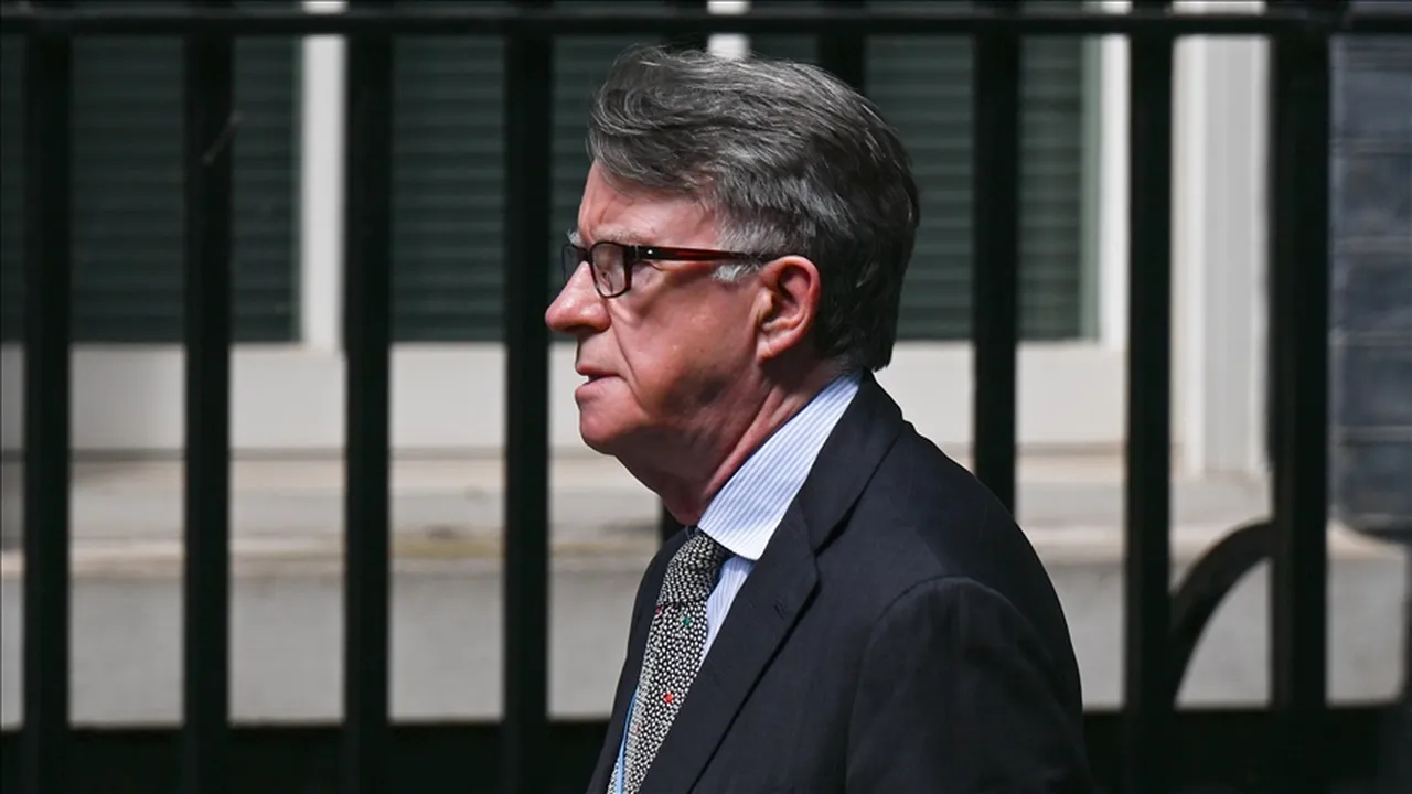 Epstein bağlantılı büyükelçi atamıştı: İngiltere Başbakanı Starmer’in koltuğu sallantıda