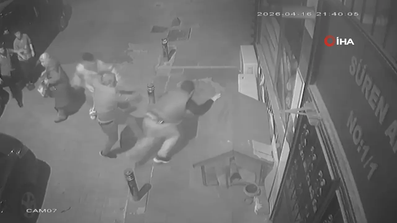 Eski eşinin yanındaki adama bıçakla saldırdı! O anlar güvenlik kamerasında
