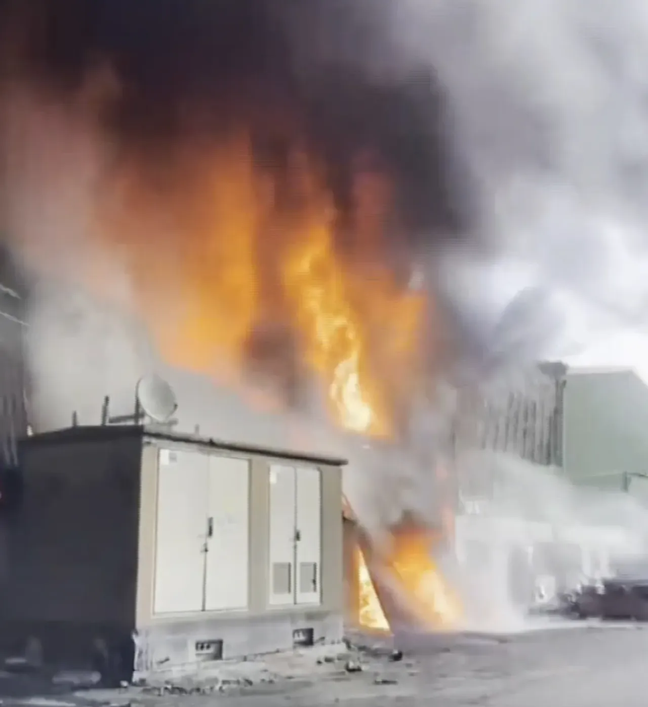 Geri dönüşüm fabrikasında yangın! Dumanlar gökyüzünü kapladı