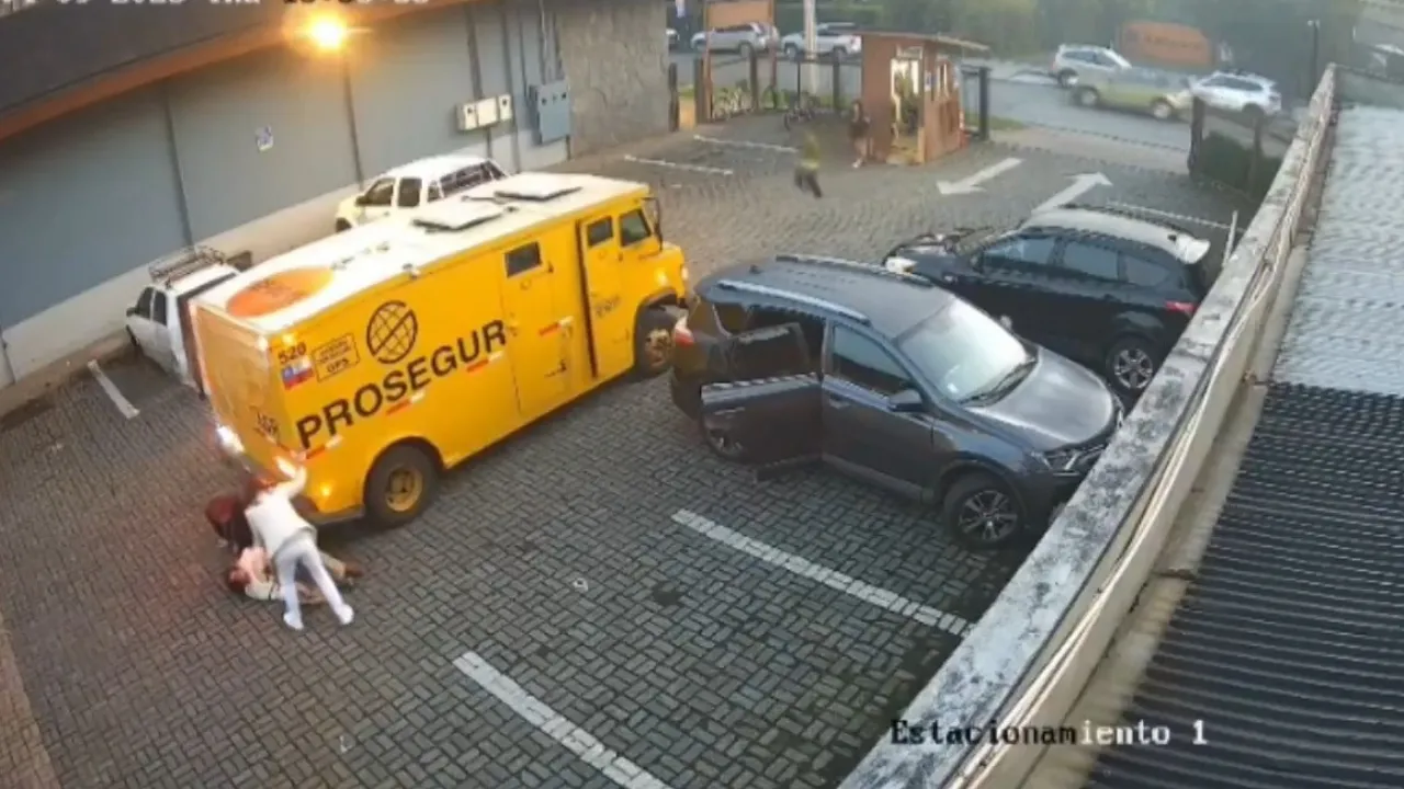 Geri manevra faciası! Telefona dalan iki kadın felaketi yaşadı, o anlar kamerada