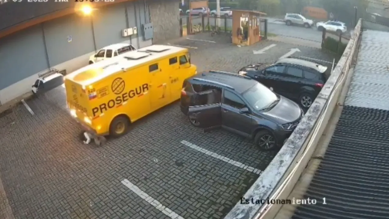 Geri manevra faciası! Telefona dalan iki kadın felaketi yaşadı, o anlar kamerada