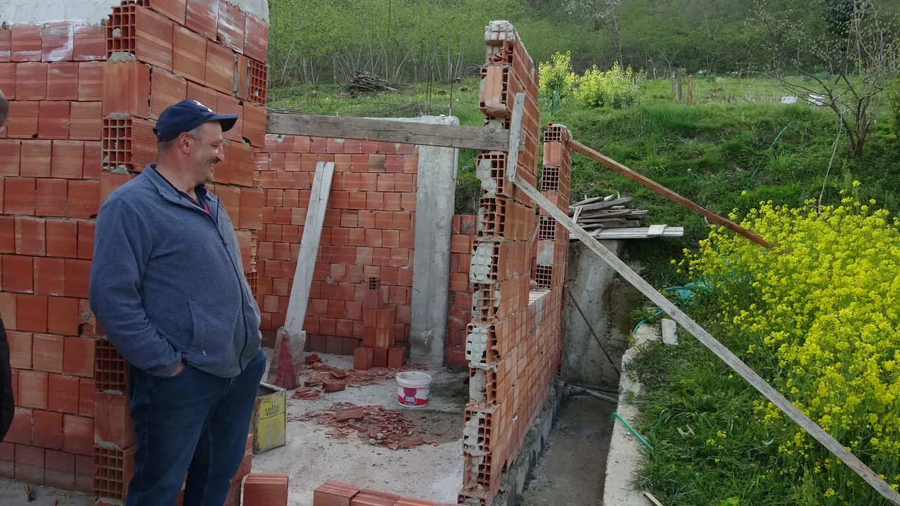 Göreni şaşırtan ‘Karadenizli usta’ yöntemi! Bakan bir daha baktı! Duvarı yıkmadan taşıdı, çifte tasarruf sağladı