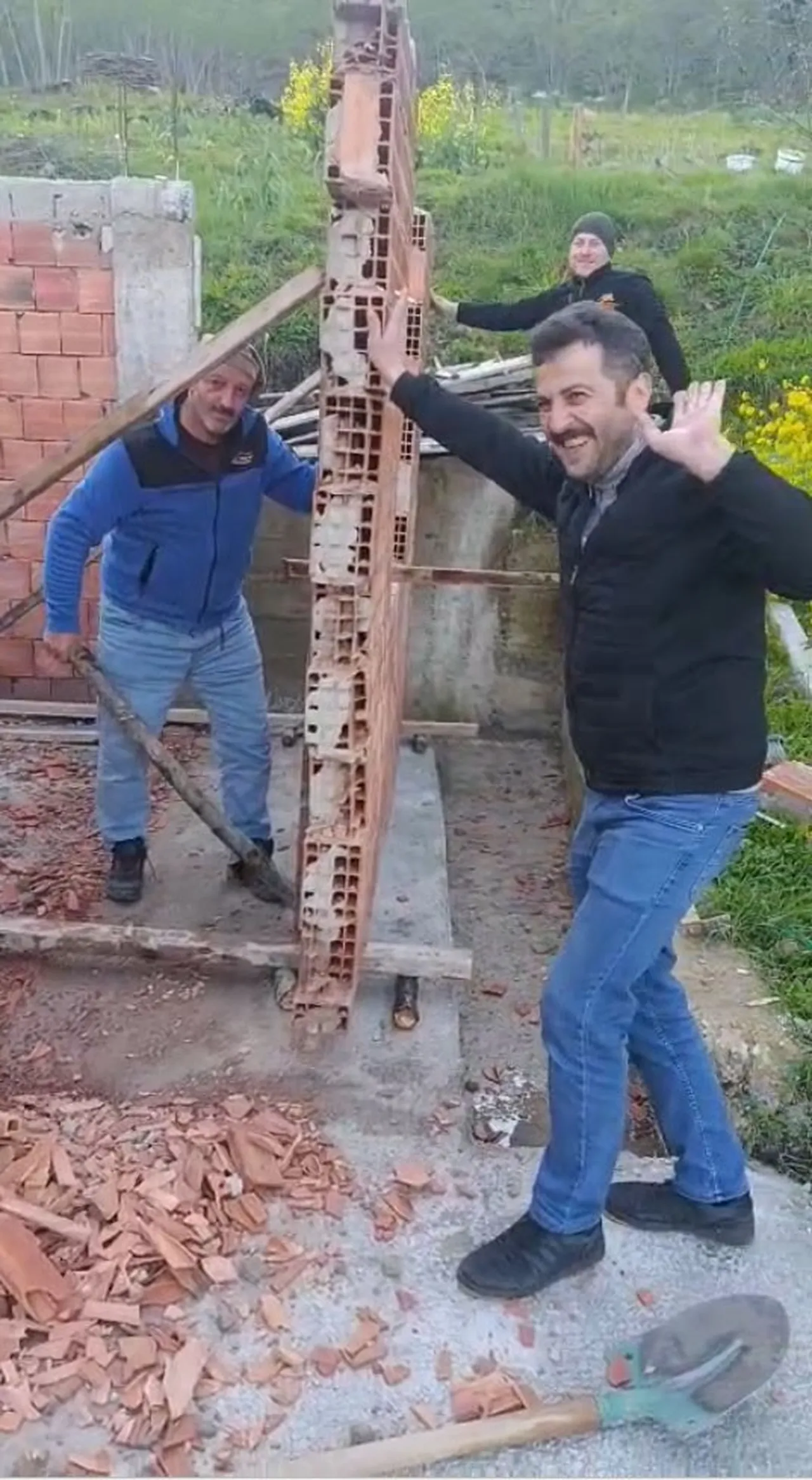 Göreni şaşırtan ‘Karadenizli usta’ yöntemi! Bakan bir daha baktı! Duvarı yıkmadan taşıdı, çifte tasarruf sağladı