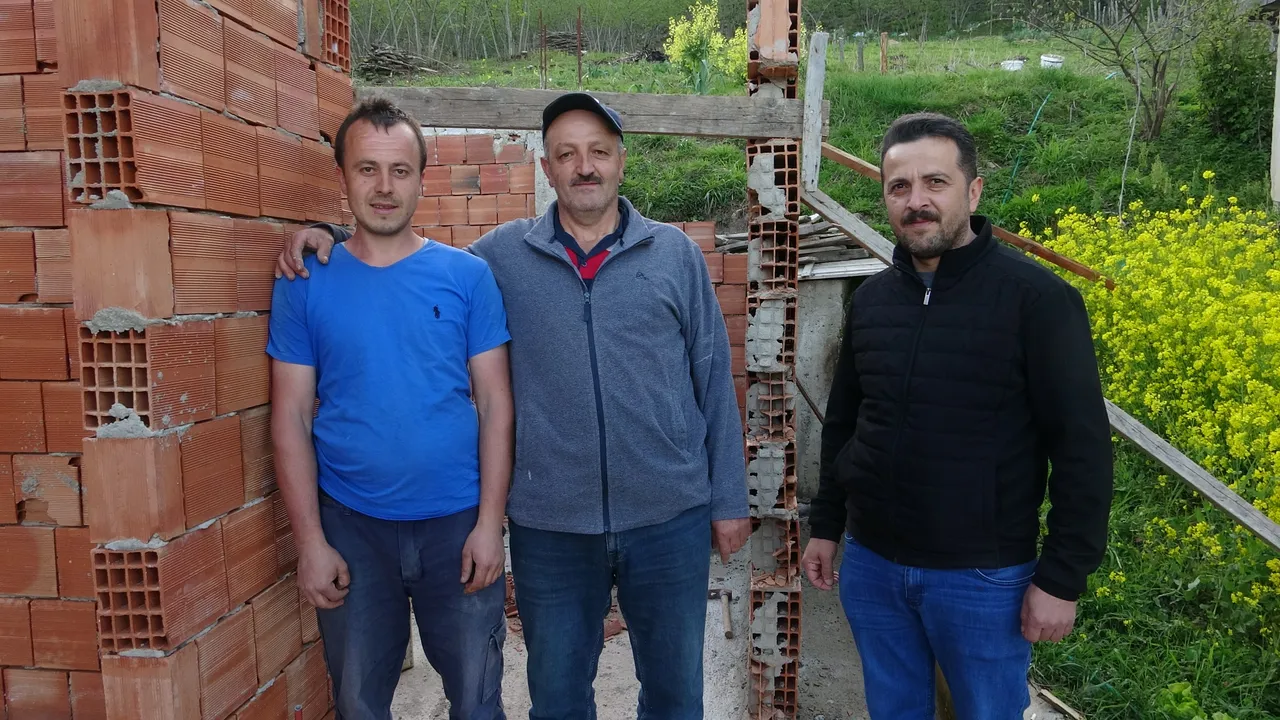Göreni şaşırtan ‘Karadenizli usta’ yöntemi! Bakan bir daha baktı! Duvarı yıkmadan taşıdı, çifte tasarruf sağladı