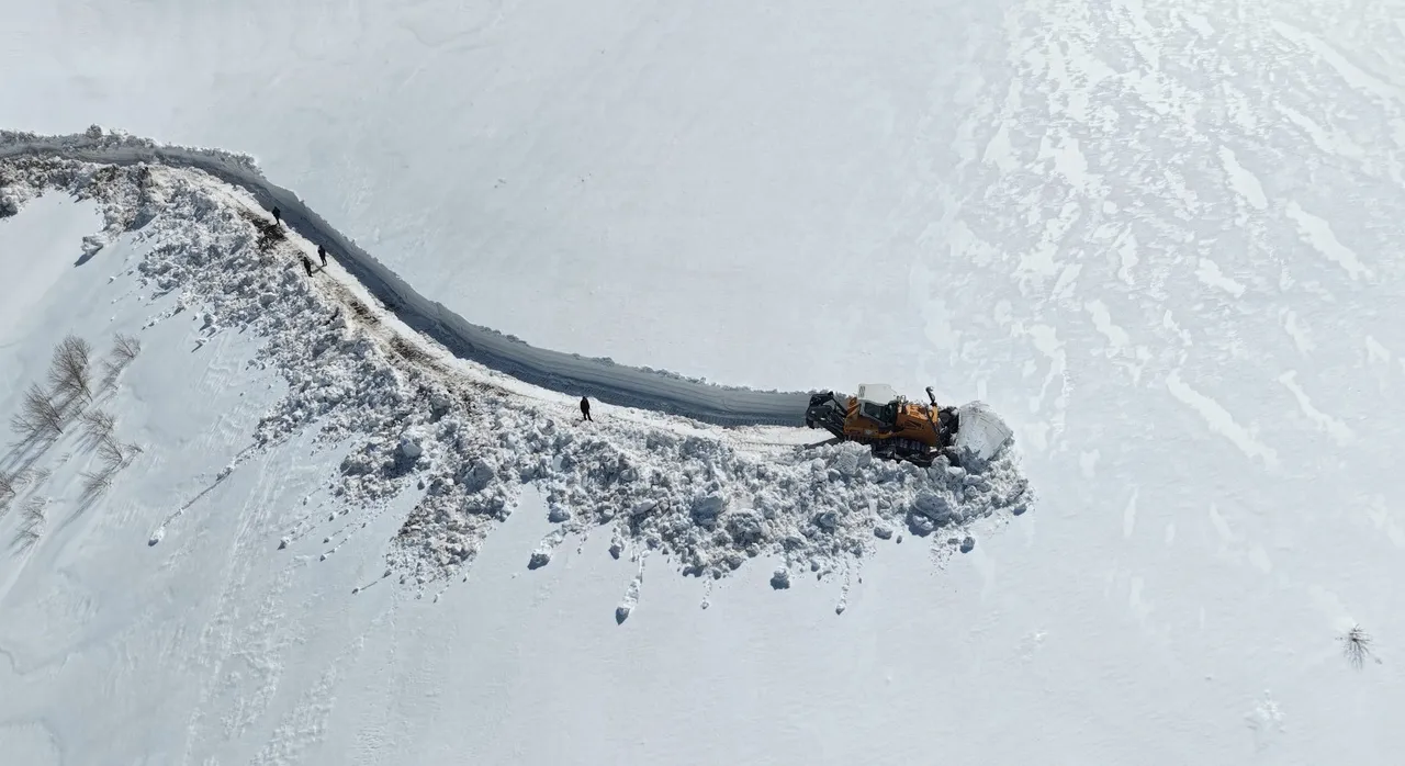 Kar kalınlığı 5 metreyi aştı! Bahar havasının hiç gelmediği ilde kar yağışı aralıksız sürüyor