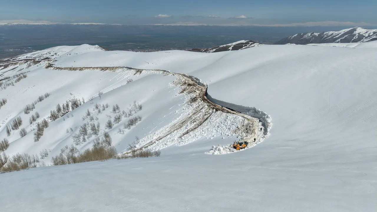 Kar kalınlığı 5 metreyi aştı! Bahar havasının hiç gelmediği ilde kar yağışı aralıksız sürüyor